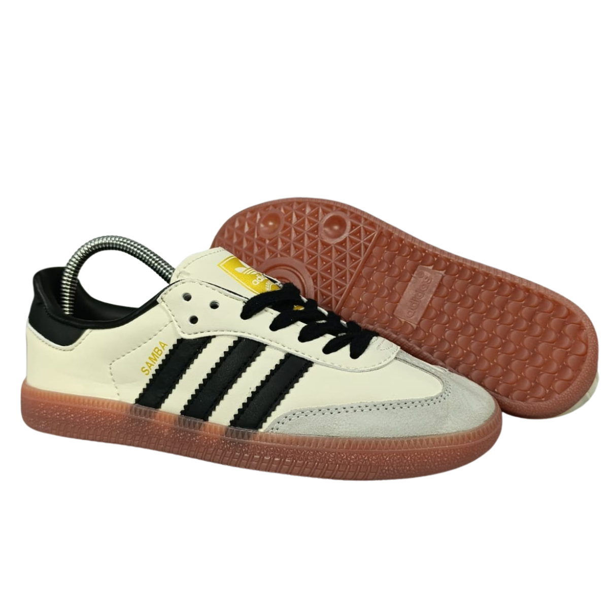 SAMBA ADIDAS MUJER ORIGINAL: La Guía Completa para Comprar tus Zapatillas Las SAMBA ADIDAS MUJER ORIGINAL son una opción icónica que combina estilo, comodidad y calidad. Si estás buscando un par de Adidas Samba para mujer que se adapten a tu estilo y necesidades, has llegado al lugar indicado. En Onlineshoppingcenterg, te ofrecemos una guía completa para que tomes la mejor decisión al comprar tus zapatillas Samba Adidas mujer.  ¿Por Qué Elegir las SAMBA ADIDAS MUJER O? Las Samba Adidas son una de las líneas más emblemáticas de Adidas. Originalmente diseñadas como zapatillas de fútbol, se han convertido en un clásico de la moda urbana. Con su diseño atemporal y versatilidad, las Adidas Samba mujer son perfectas para cualquier ocasión.  Variedad de Diseños y Colores En Onlineshoppingcenterg, encontrarás una amplia variedad de modelos, desde las Adidas Samba mujer blancas hasta las Adidas Samba mujer negras. Si prefieres algo más colorido, también contamos con opciones en Adidas Samba rosas, Adidas Samba verdes mujer y hasta Adidas Samba plataforma mujer. ¡Hay un par para cada gusto!  Comodidad y Durabilidad en un Solo Paquete Las zapatillas Samba Adidas mujer son conocidas por su comodidad. Ya sea que elijas el modelo clásico o las Adidas Samba OG mujer, puedes estar segura de que disfrutarás de un calzado que no solo luce bien, sino que también es cómodo para usar todo el día.